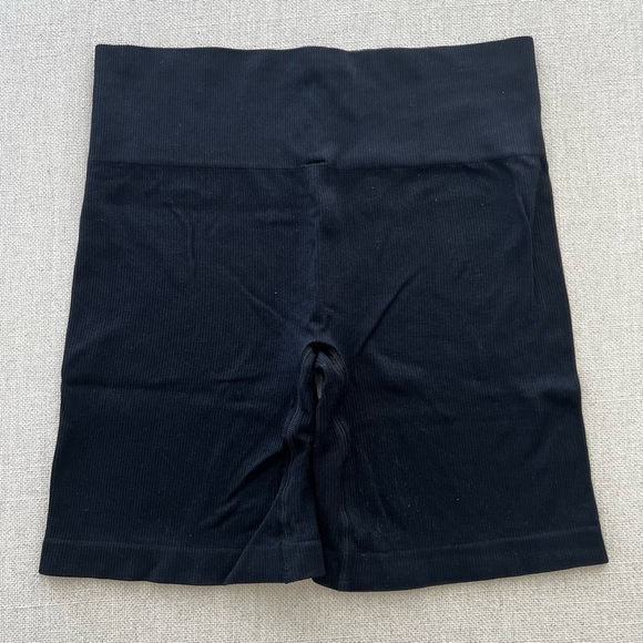 ARITZIA The Group by Babaton Silhouette Seamless Short - Picture 5 of 9